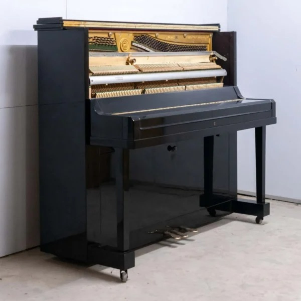 Đàn piano cơ upright TÂN NHẠC CỤ Diapason 125M1 màu đen bóng sang trọng với thiết kế thủ công tinh tế
