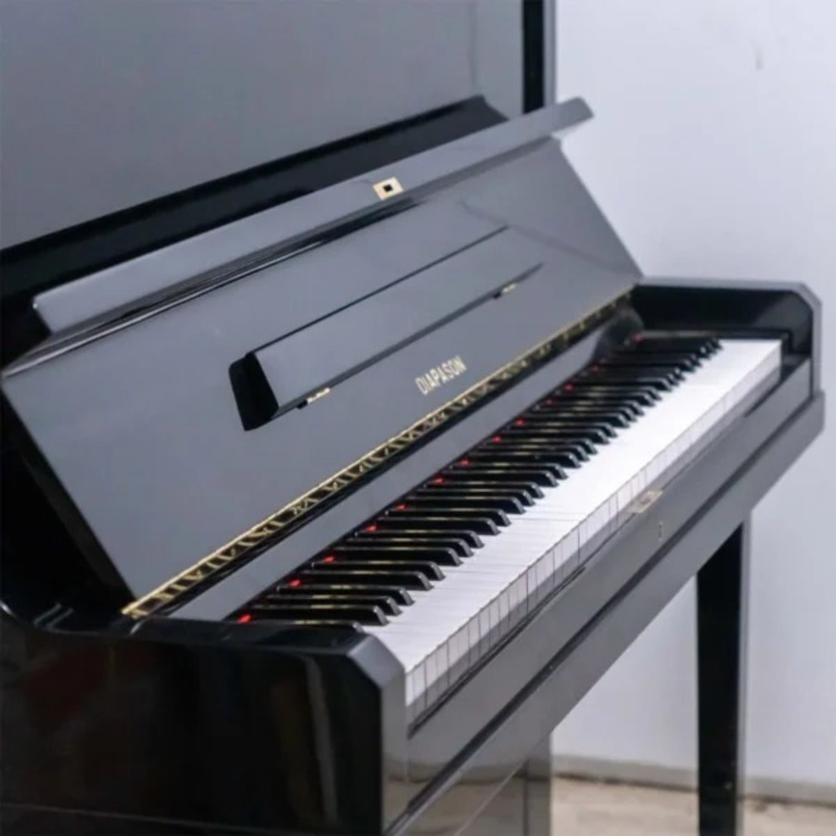 Đàn piano cơ upright Diapason 125M1 màu đen bóng sang trọng tại Tân Nhạc Cụ