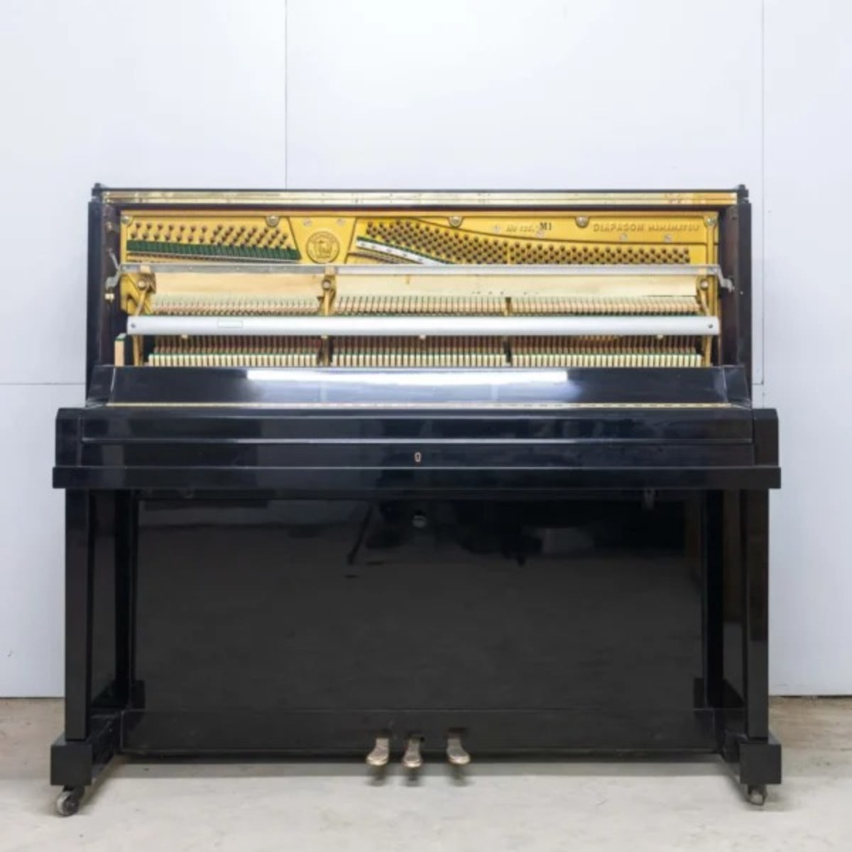 Đàn piano cơ upright Diapason 125M1 màu đen bóng sang trọng tại TÂN NHẠC CỤ với thiết kế thủ công tinh tế