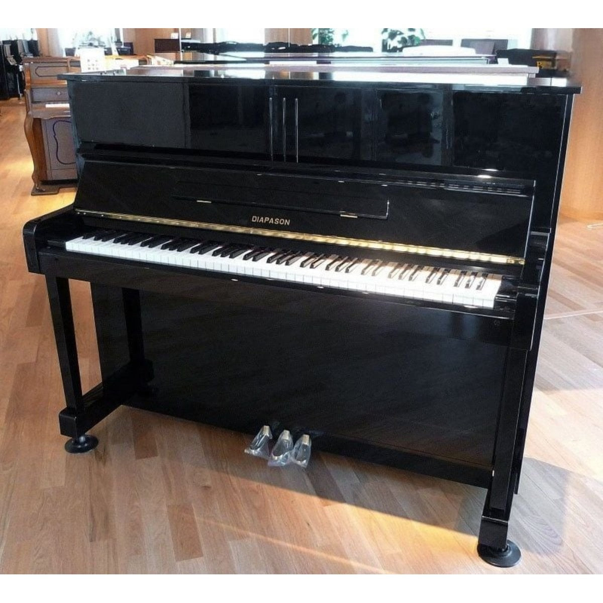 Đàn piano cơ upright Diapason D25B màu đen bóng sang trọng tại TÂN NHẠC CỤ