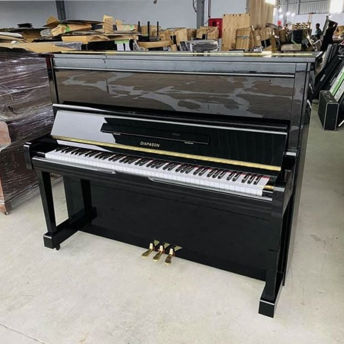 Đàn piano cơ upright Diapason D35B màu đen bóng sang trọng tại TÂN NHẠC CỤ, thiết kế cao cấp với 3 pedal.