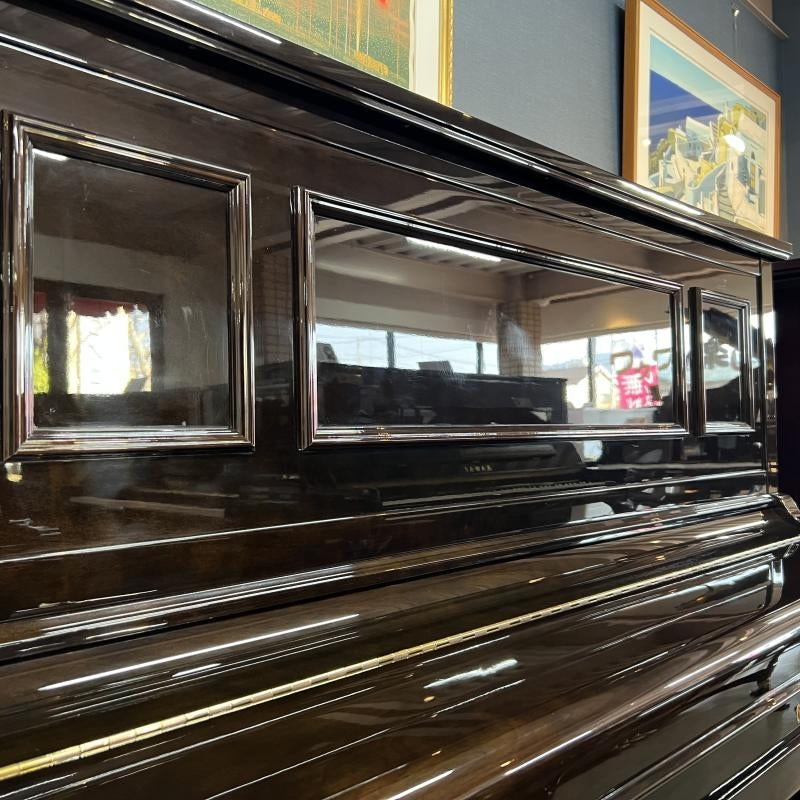 Đàn piano cơ Diapason D66W màu đen bóng sang trọng tại TÂN NHẠC CỤ, thiết kế upright cao cấp với bề mặt phản chiếu.
