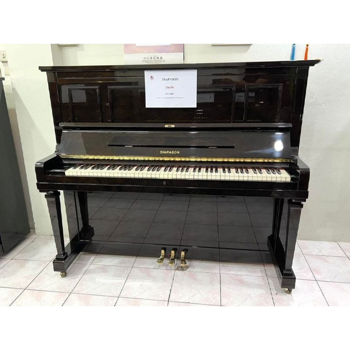 Đàn piano cơ upright TÂN NHẠC CỤ Diapason D66W màu đen bóng sang trọng với thiết kế cổ điển cao 131cm