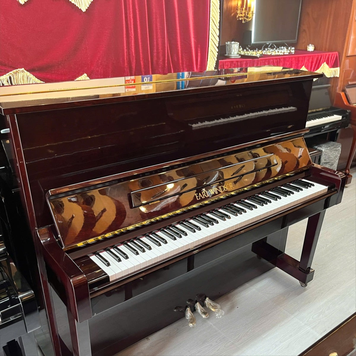 Đàn piano cơ upright Earl Windsor màu nâu đỏ bóng sang trọng tại Tân Nhạc Cụ