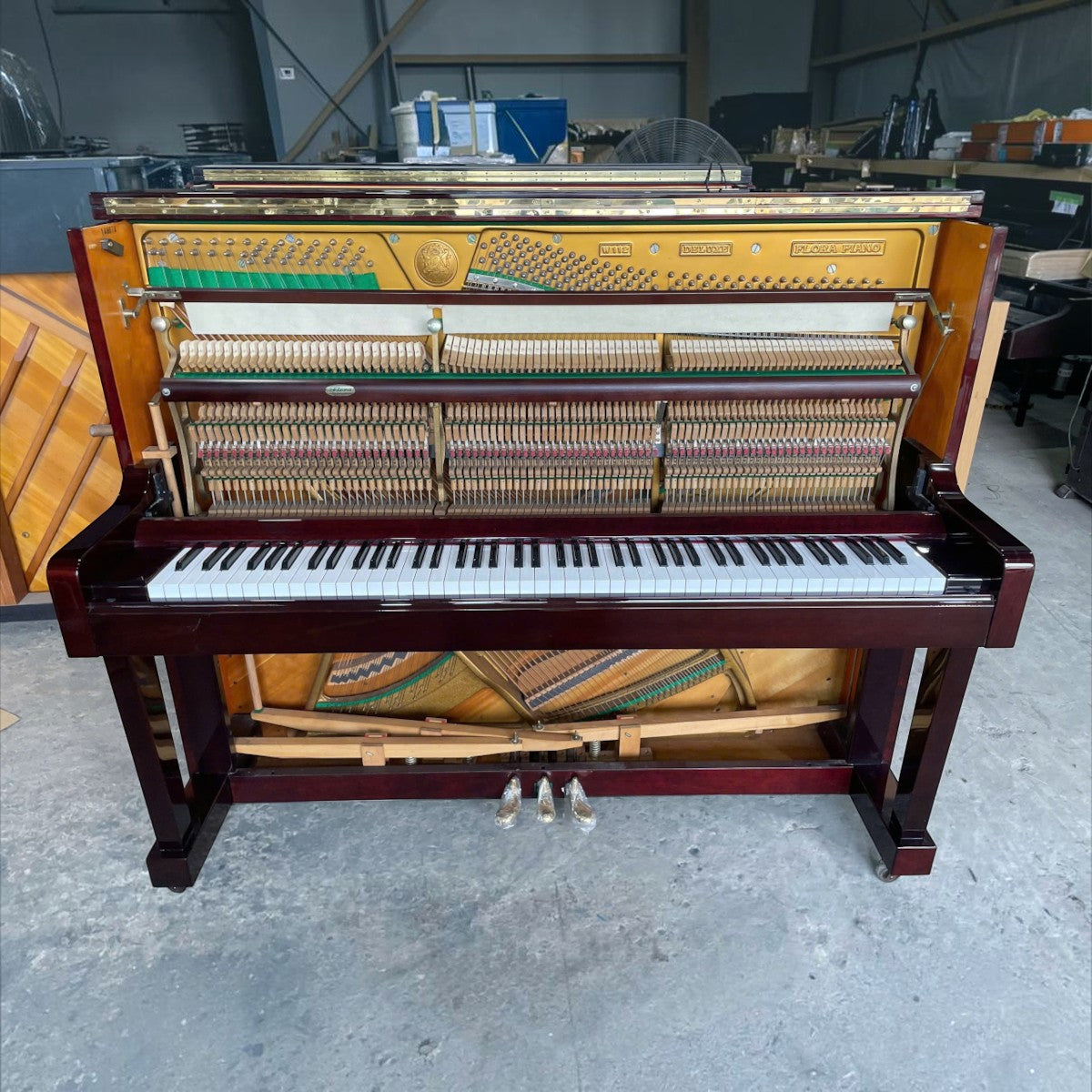 Đàn piano cơ upright TÂN NHẠC CỤ Earl Windsor màu nâu đỏ bóng, lộ bộ máy bên trong, sản xuất tại Nhật Bản