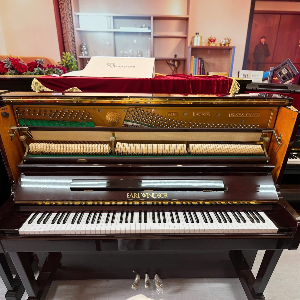 Đàn piano cơ upright TÂN NHẠC CỤ Earl Windsor W112 Deluxe màu nâu đỏ bóng sang trọng, thiết kế cổ điển Made in Japan