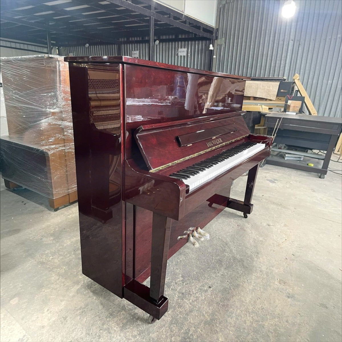 Đàn piano cơ upright Earl Windsor màu nâu đỏ bóng sang trọng tại TÂN NHẠC CỤ