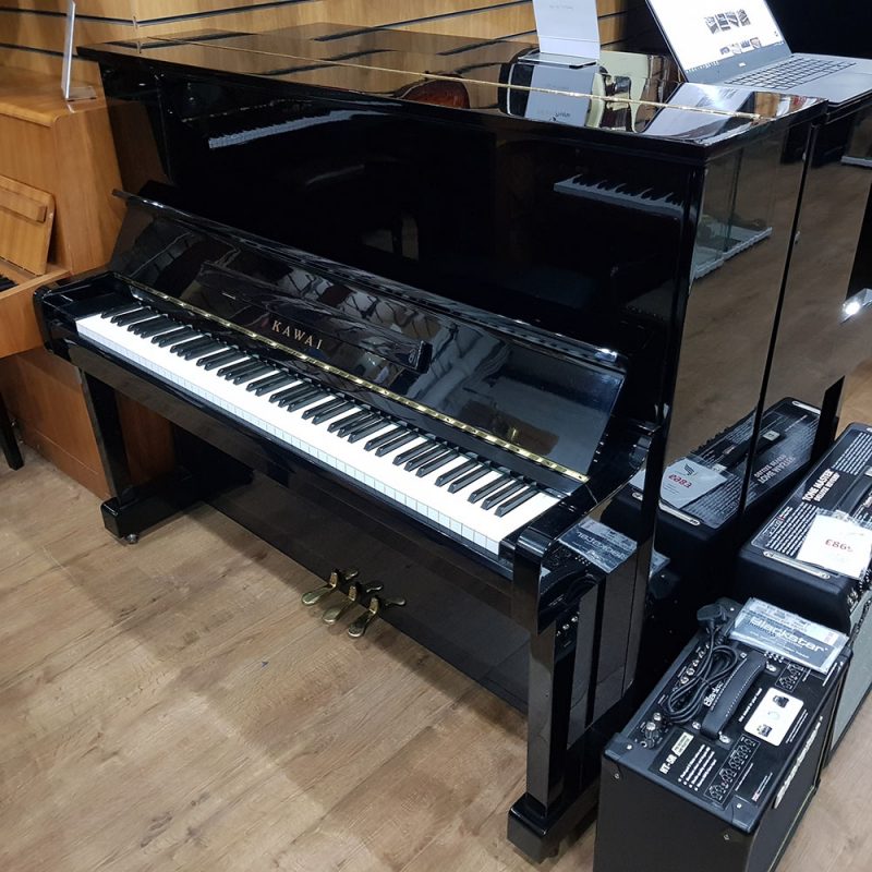 Đàn piano cơ upright TÂN NHẠC CỤ Kawai BL12 màu đen bóng thiết kế sang trọng, bền bỉ với âm thanh ấm áp đặc trưng.