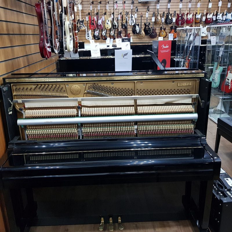 Đàn piano cơ upright Kawai BL12 màu đen bóng với bộ máy bên trong tại cửa hàng TÂN NHẠC CỤ