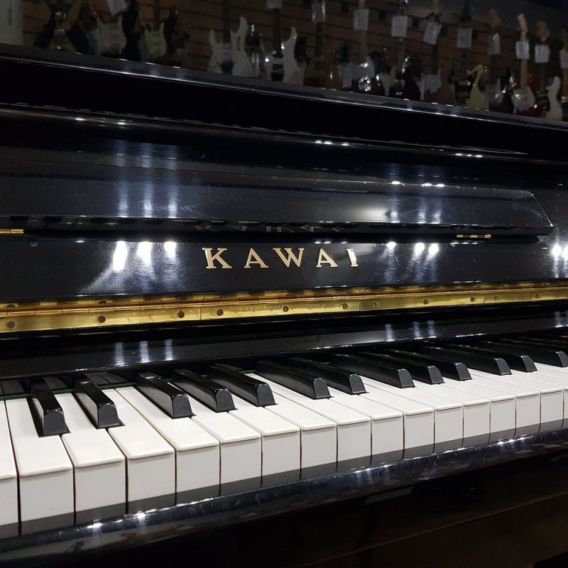 Đàn piano cơ upright Kawai BL12 màu đen bóng sang trọng tại TÂN NHẠC CỤ, cận cảnh bàn phím và logo thương hiệu