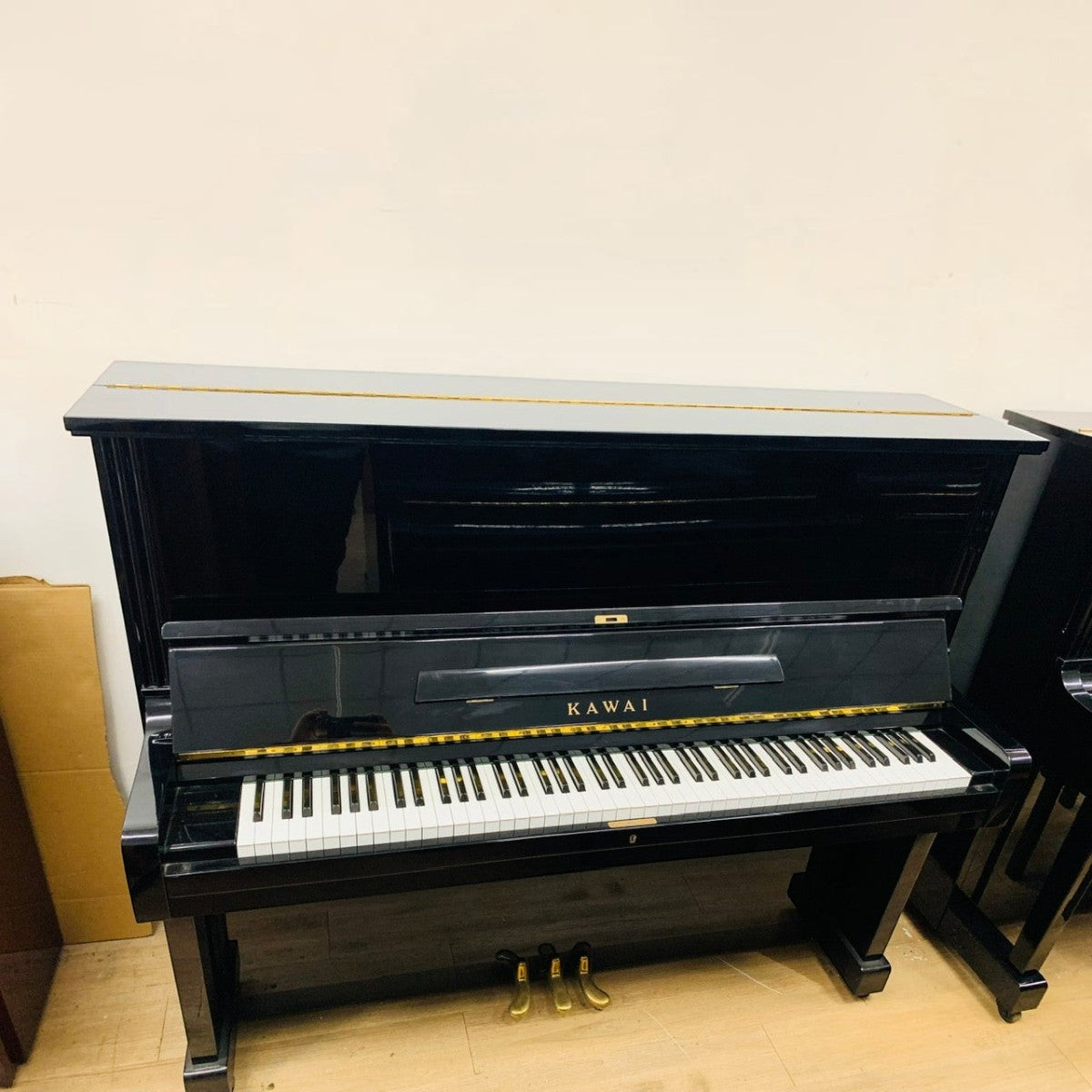 Đàn piano cơ upright Kawai BL51 màu đen bóng sang trọng tại TÂN NHẠC CỤ với thiết kế cổ điển và bàn phím 88 phím