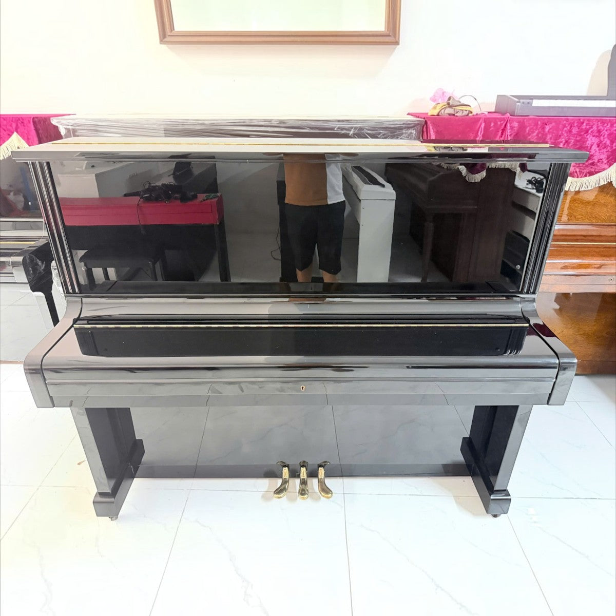 Đàn piano cơ upright Kawai BL51 màu đen bóng sang trọng tại TÂN NHẠC CỤ với thiết kế cổ điển và ba bàn đạp kim loại