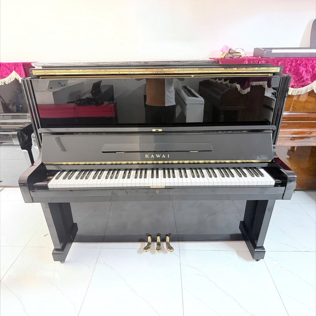 Đàn piano cơ upright Kawai BL51 màu đen bóng sang trọng tại TÂN NHẠC CỤ với thiết kế cổ điển và bàn phím 88 phím