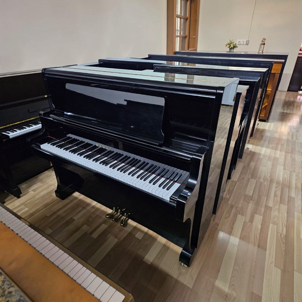 Đàn piano cơ Kawai BL71 màu đen bóng tại cửa hàng TÂN NHẠC CỤ, thiết kế upright sang trọng với 88 phím đàn.