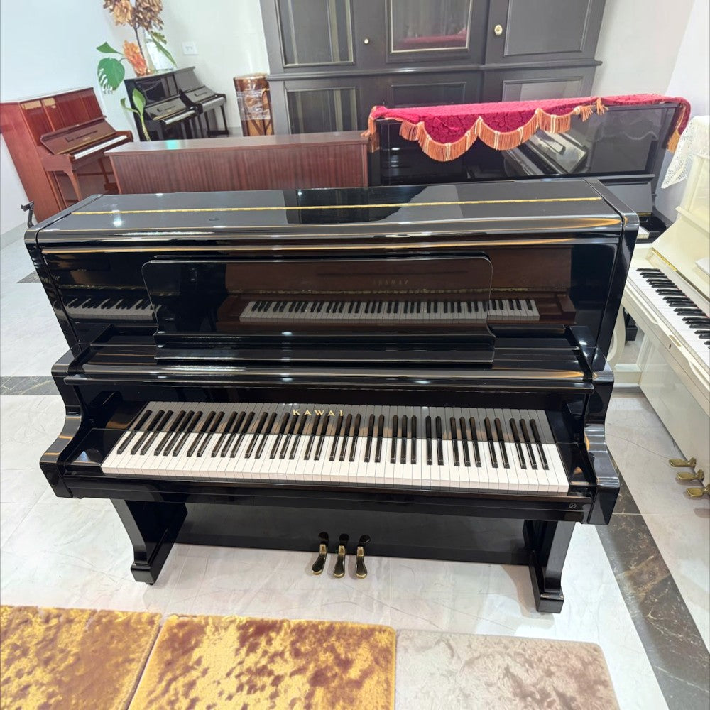 Đàn piano cơ Kawai BL71 màu đen bóng sang trọng tại TÂN NHẠC CỤ, thiết kế upright cao 132cm với âm thanh ấm áp.