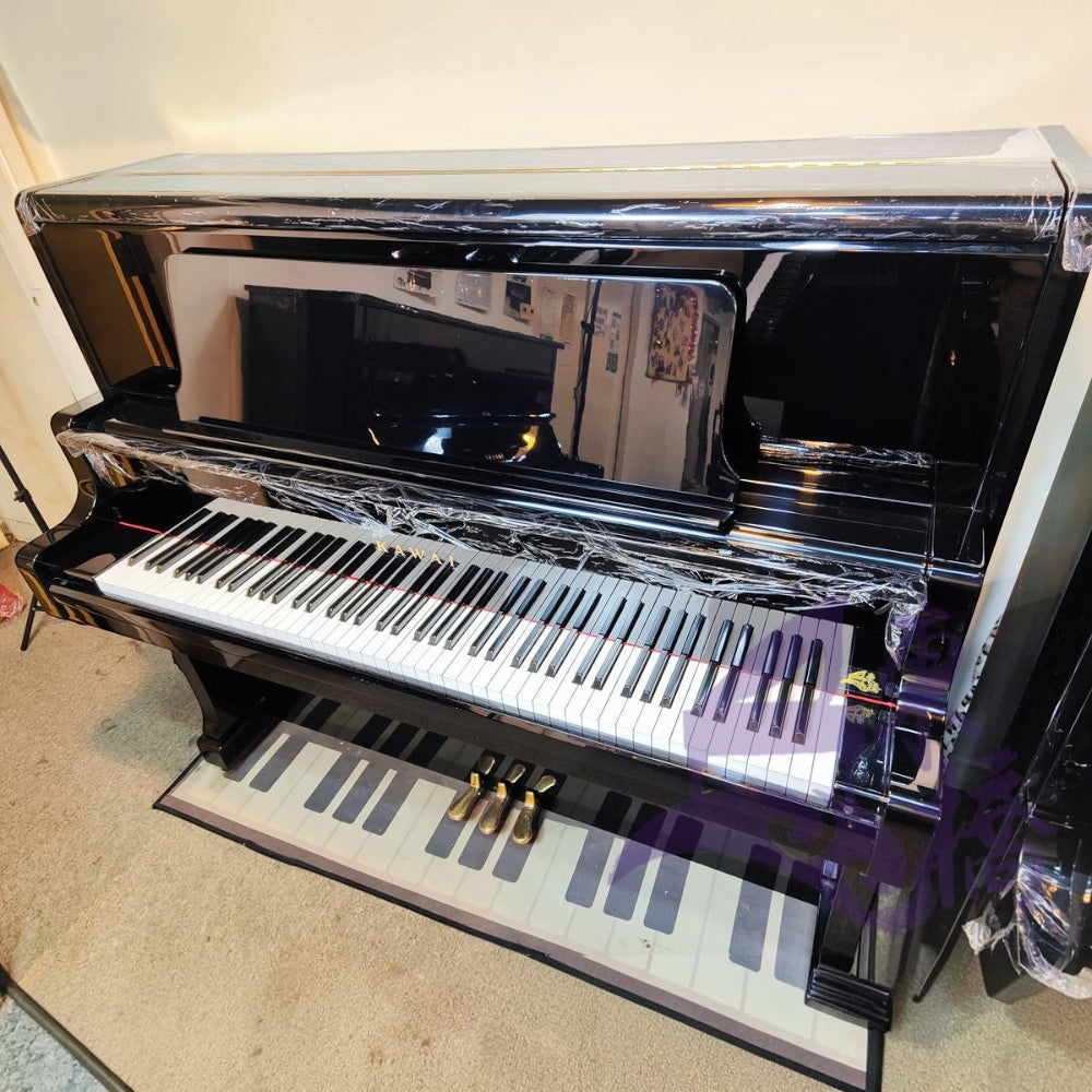 Đàn piano cơ Kawai BL71 màu đen bóng sang trọng tại TÂN NHẠC CỤ, thiết kế upright cao 132cm với phím đàn trắng đen