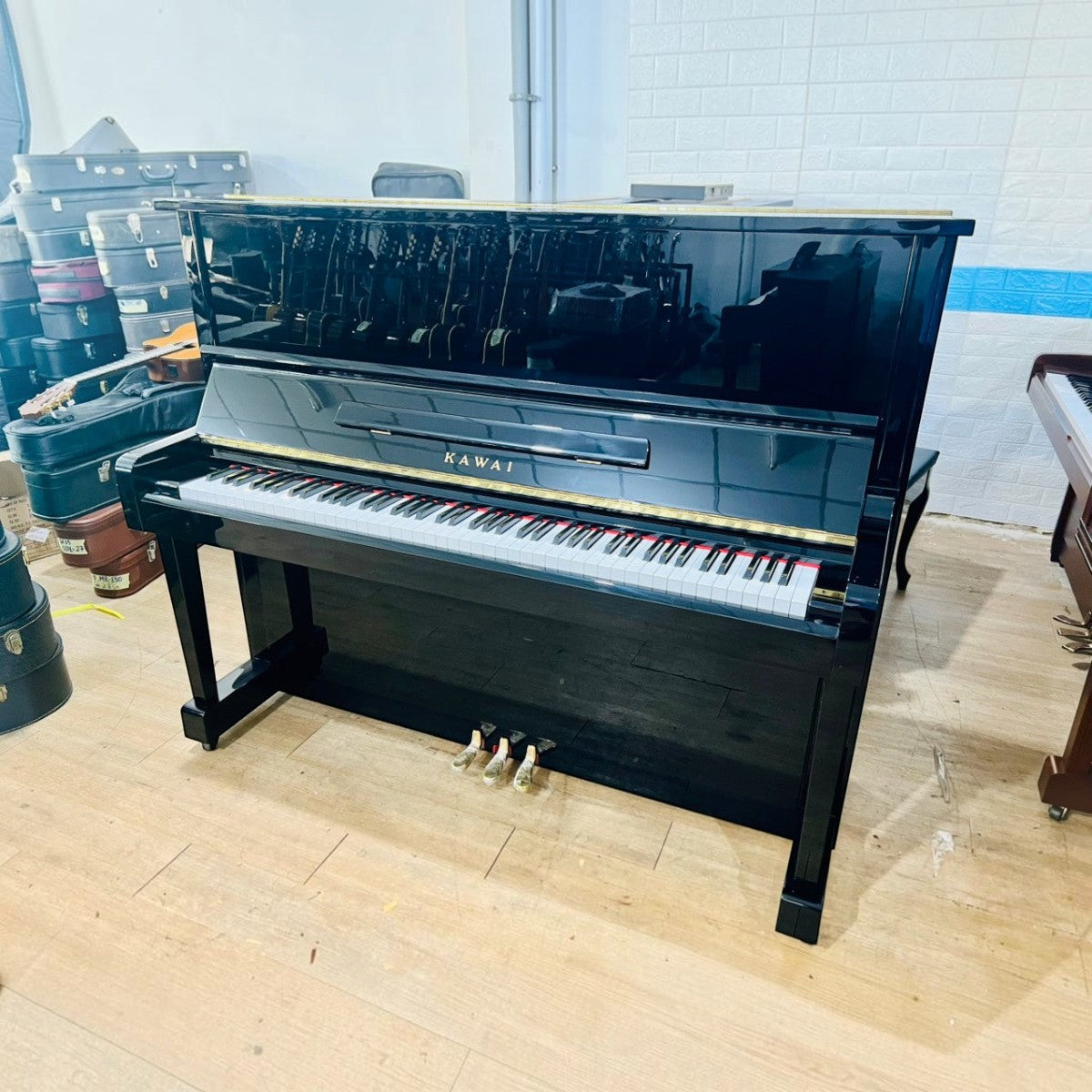 Đàn piano cơ upright Kawai BS10 màu đen bóng sang trọng tại Tân Nhạc Cụ