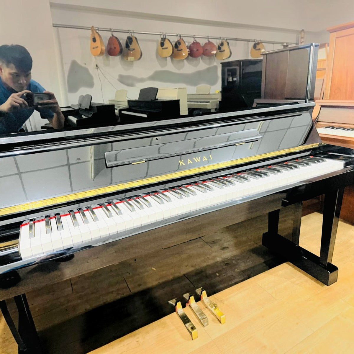 Đàn piano cơ upright Kawai BS10 màu đen bóng sang trọng tại cửa hàng TÂN NHẠC CỤ