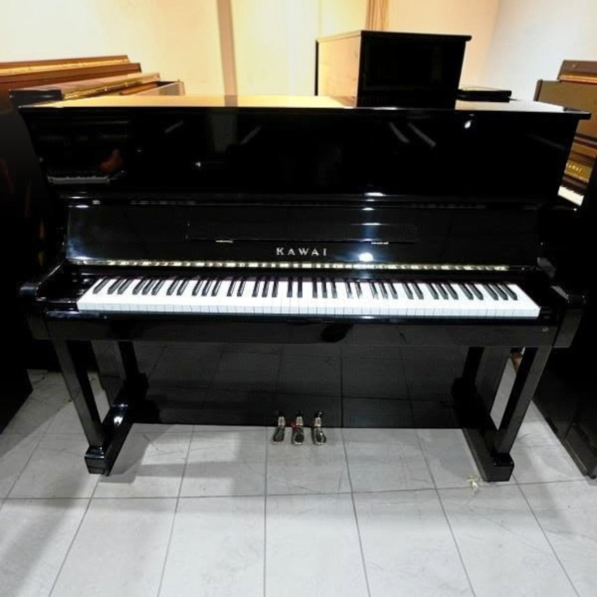 Đàn piano cơ upright Kawai BS1A màu đen bóng sang trọng tại TÂN NHẠC CỤ, thiết kế cao 131cm với âm thanh trầm ấm.