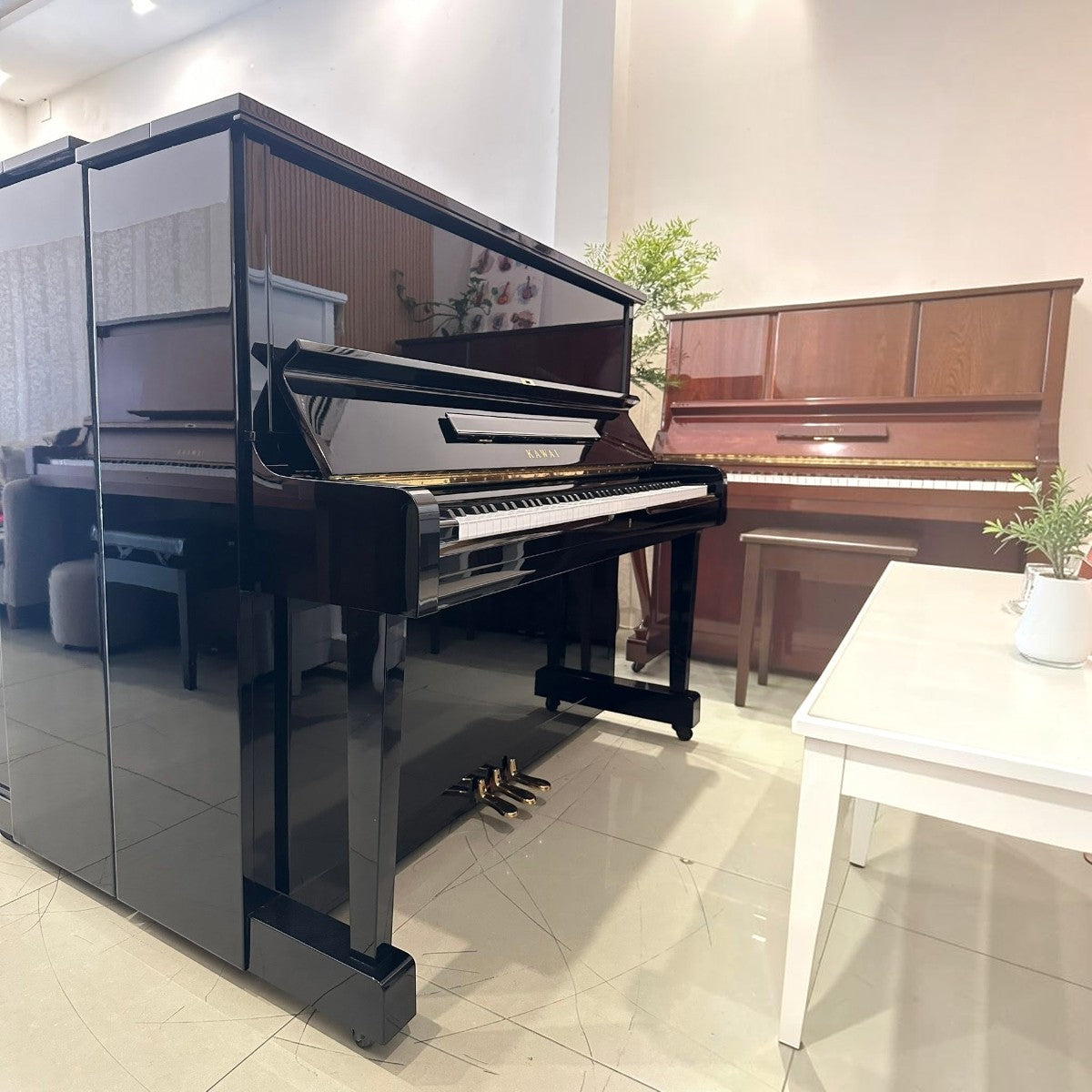Đàn piano cơ upright Kawai BS20 màu đen bóng sang trọng tại cửa hàng TÂN NHẠC CỤ