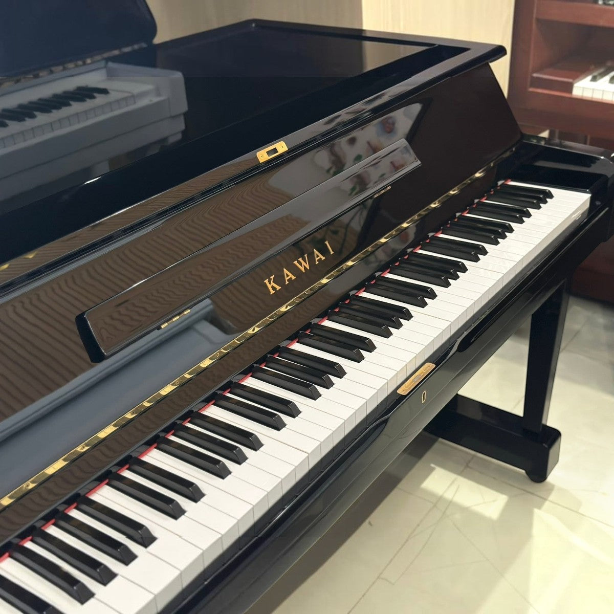 Đàn piano cơ upright Kawai BS20 màu đen bóng sang trọng tại TÂN NHẠC CỤ với bộ phím 88 nốt hoàn thiện chỉn chu.