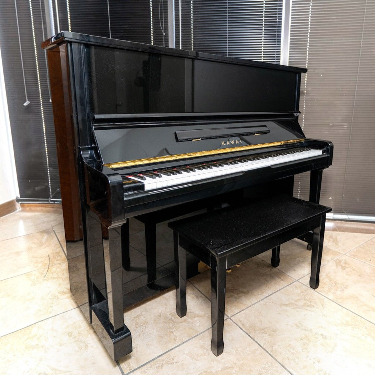 Đàn piano cơ upright Kawai BS2A màu đen bóng sang trọng tại TÂN NHẠC CỤ, thiết kế 125cm tinh tế và bền bỉ.