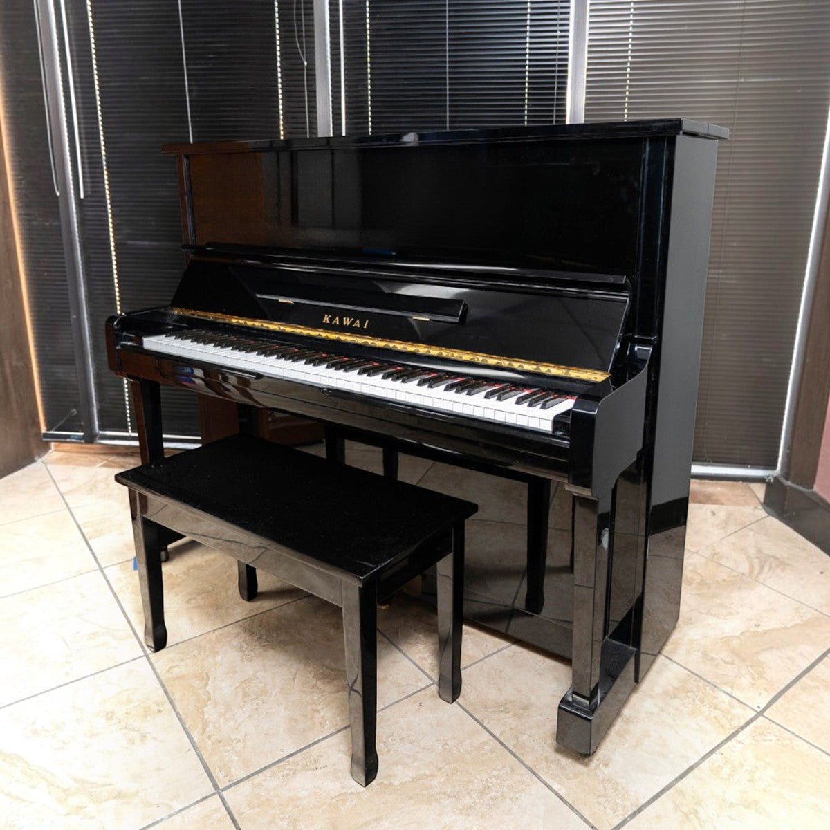 Đàn piano cơ upright Kawai BS2A màu đen bóng sang trọng tại TÂN NHẠC CỤ, thiết kế 125cm tinh tế và bền bỉ.
