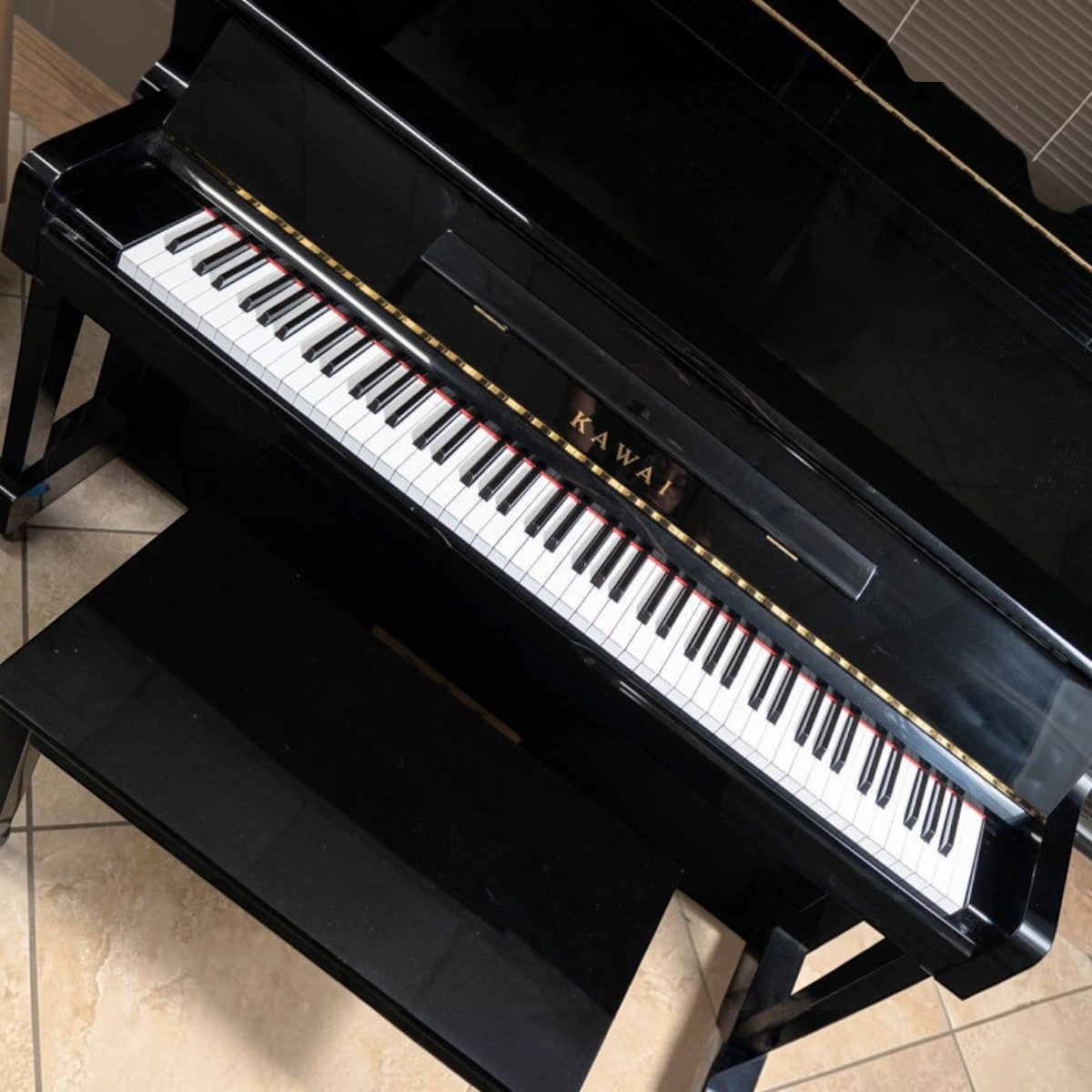Đàn piano cơ upright Kawai BS2A màu đen bóng sang trọng tại TÂN NHẠC CỤ, thiết kế tinh tế với 88 phím đàn tiêu chuẩn.