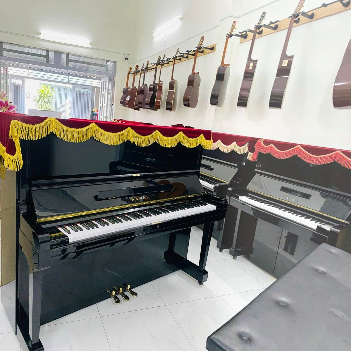 Đàn piano cơ Kawai BS40 màu đen bóng tại showroom TÂN NHẠC CỤ với thiết kế upright cỡ lớn 132cm sang trọng