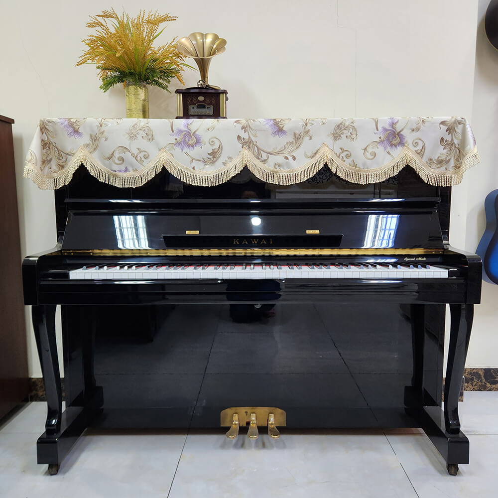 Đàn piano cơ upright Kawai DS65 màu đen bóng sang trọng tại TÂN NHẠC CỤ, thiết kế gọn gàng với mặt phím ngà nhân tạo.