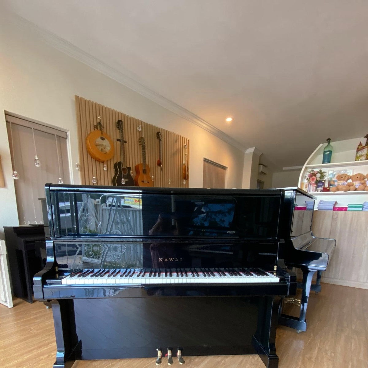 Đàn piano cơ upright Kawai K70 màu đen bóng sang trọng tại showroom TÂN NHẠC CỤ