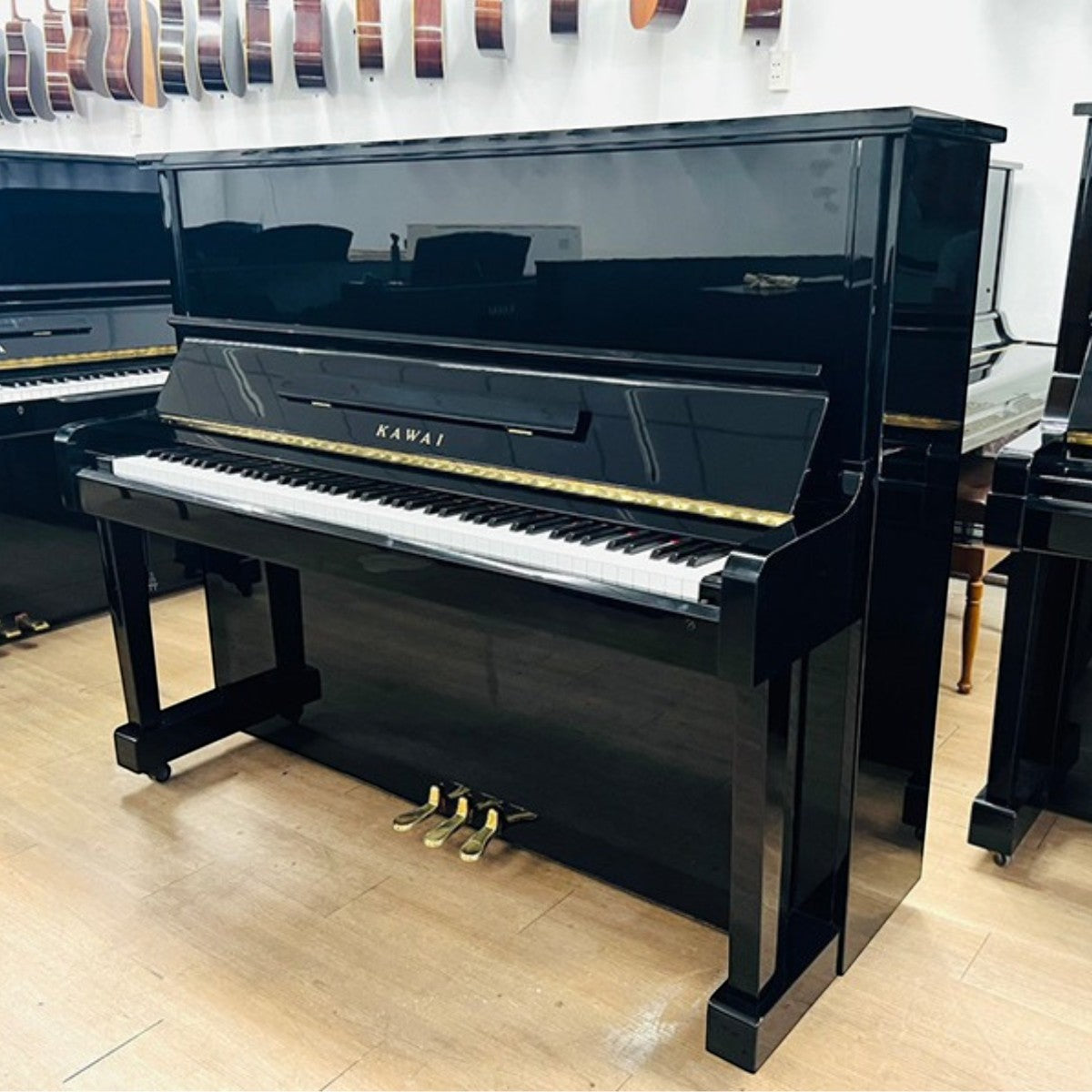 Đàn piano cơ Kawai KS2F màu đen bóng sang trọng tại TÂN NHẠC CỤ, thiết kế thùng cao 131cm bền bỉ và đẳng cấp.