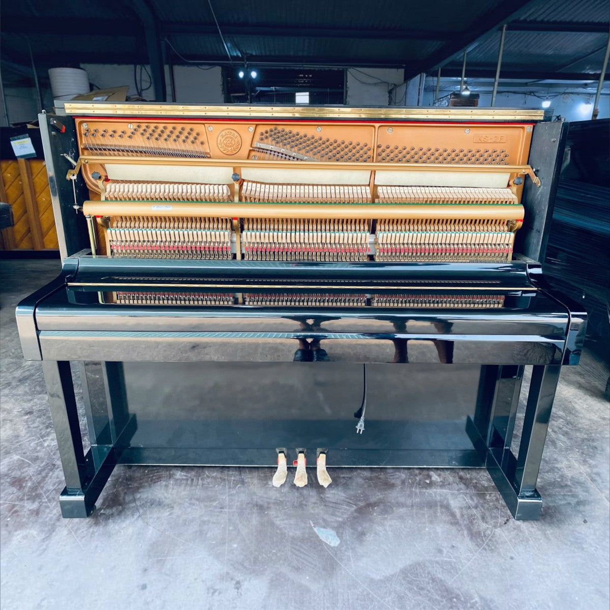 Đàn piano cơ Kawai KS2F màu đen bóng tại Tân Nhạc Cụ với khung gang vàng và bộ máy bên trong chi tiết