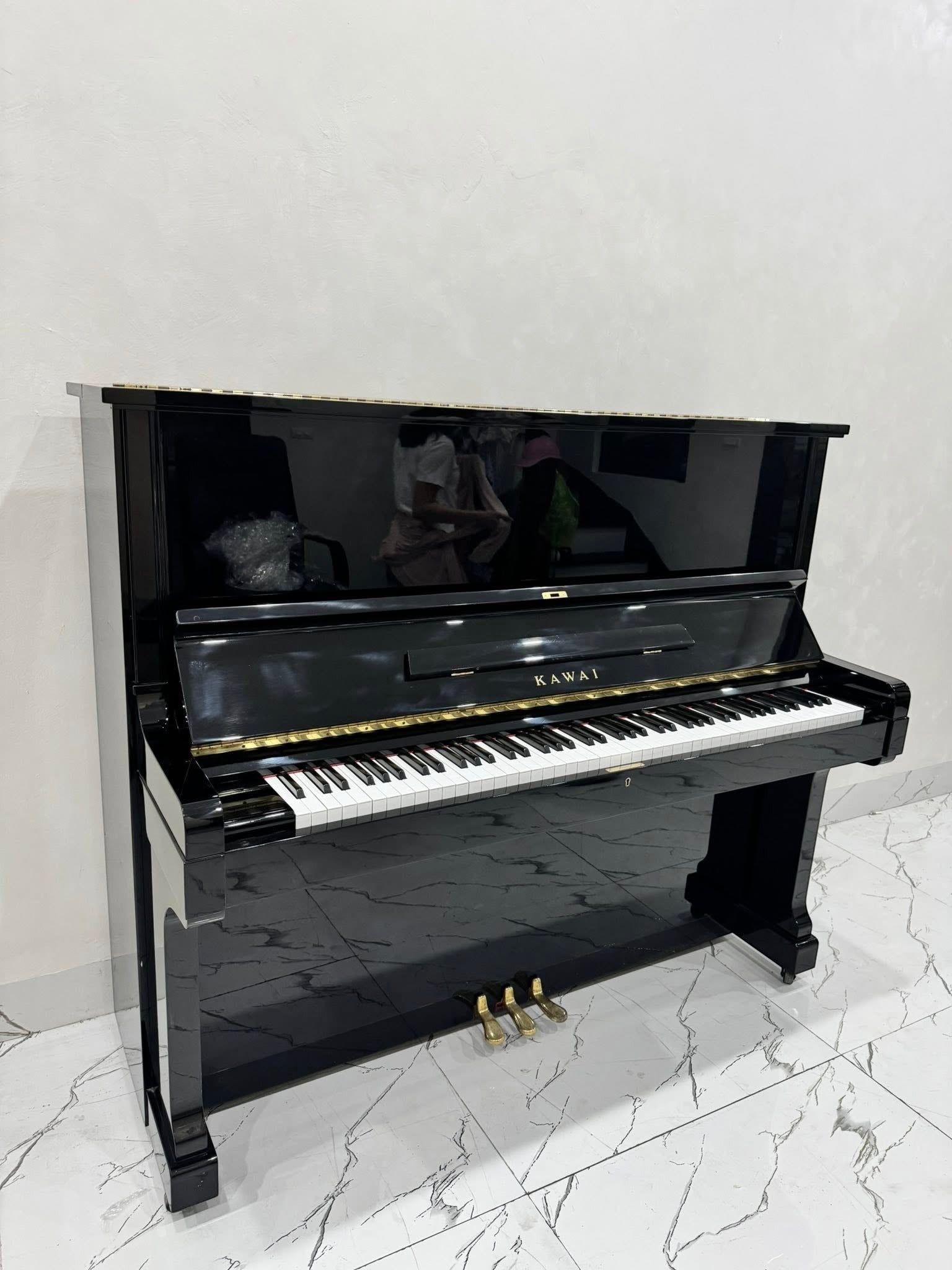 Đàn piano cơ upright Kawai KS3 màu đen bóng sang trọng tại TÂN NHẠC CỤ, thiết kế cổ điển với 3 pedal vàng