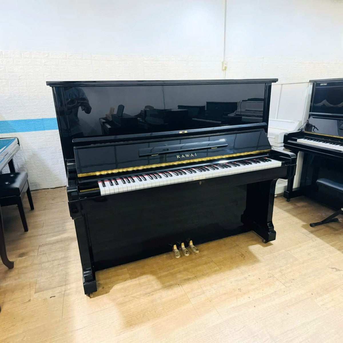 Đàn piano cơ upright Kawai KS5F màu đen bóng sang trọng tại TÂN NHẠC CỤ, thiết kế thùng lớn 132cm uy lực