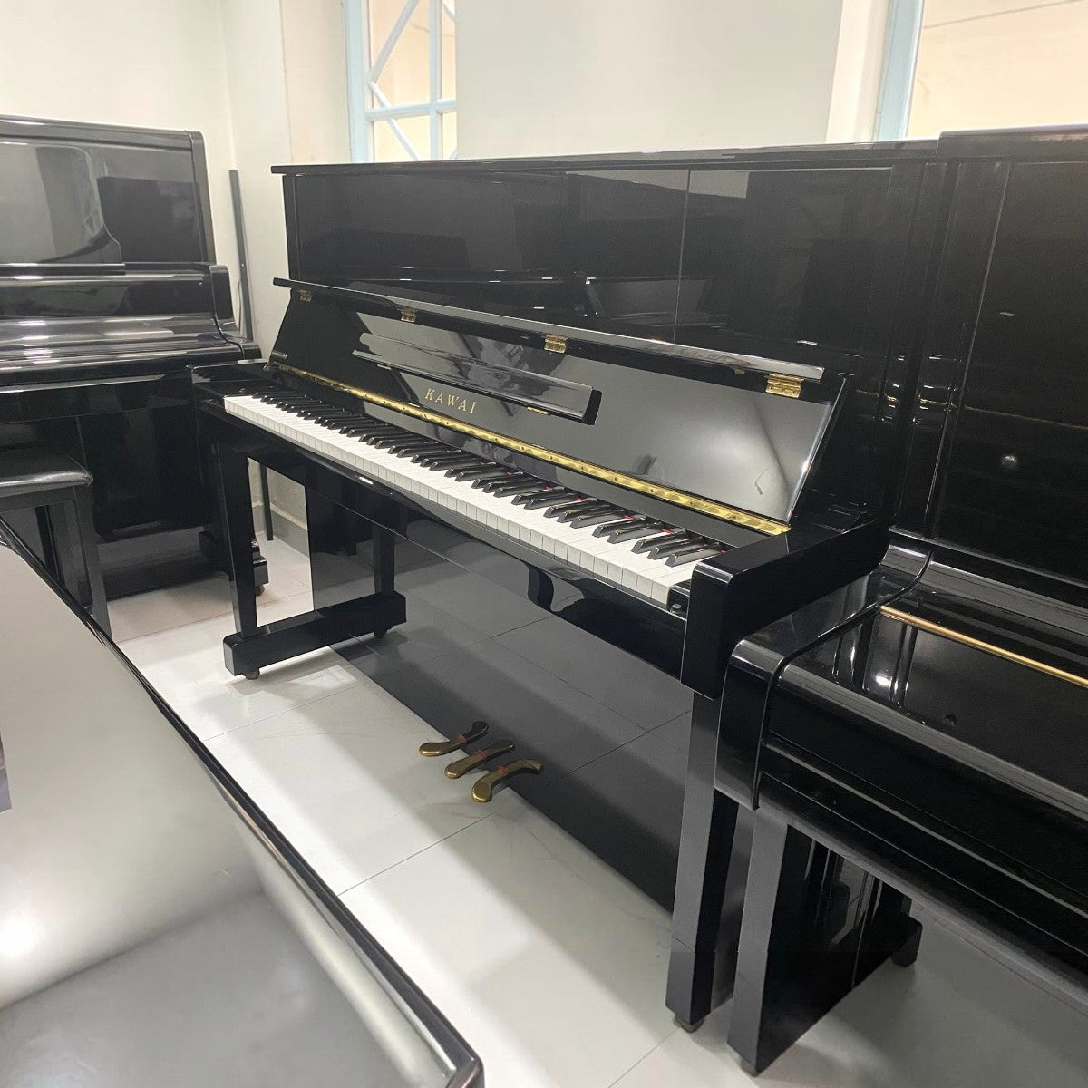 Đàn piano cơ upright Kawai KU10 màu đen bóng sang trọng tại TÂN NHẠC CỤ, thiết kế cổ điển bền bỉ cho người mới học.