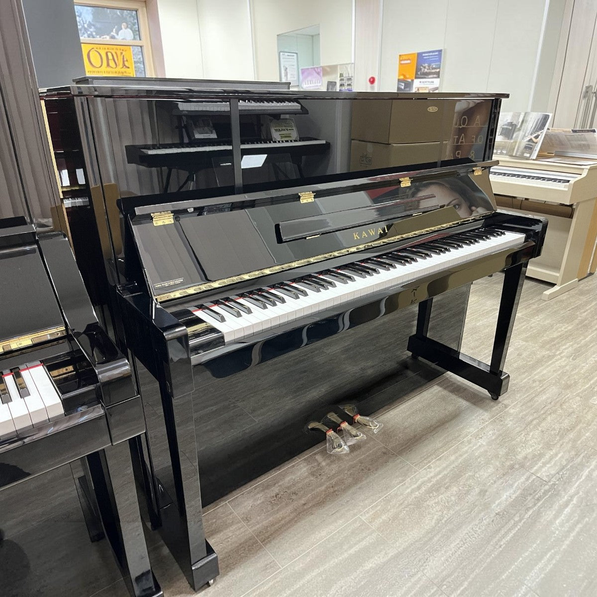 Đàn piano cơ upright Kawai KU10 màu đen bóng sang trọng tại TÂN NHẠC CỤ, thiết kế cổ điển, bền bỉ cho người mới học.