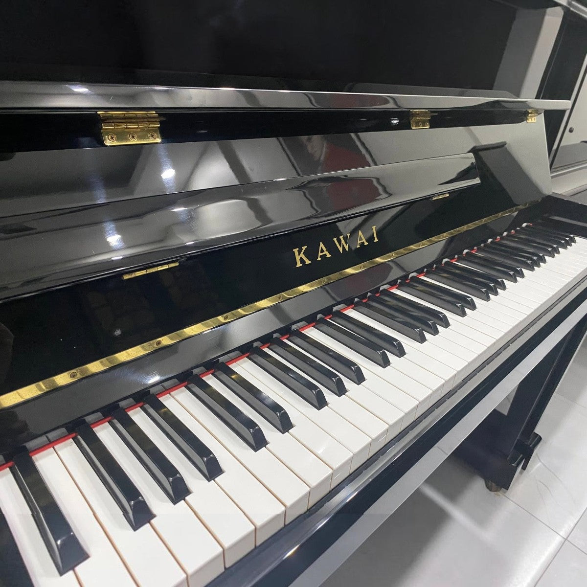 Đàn piano cơ upright Kawai KU10 màu đen bóng sang trọng tại TÂN NHẠC CỤ với thiết kế cổ điển tinh tế