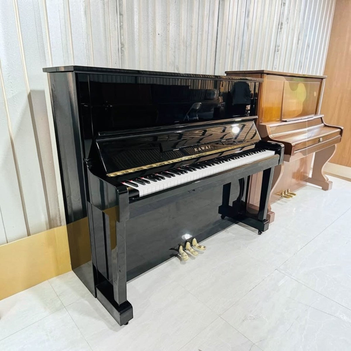 Đàn piano cơ Kawai KU1D màu đen bóng sang trọng tại TÂN NHẠC CỤ, thiết kế upright cổ điển bền bỉ.