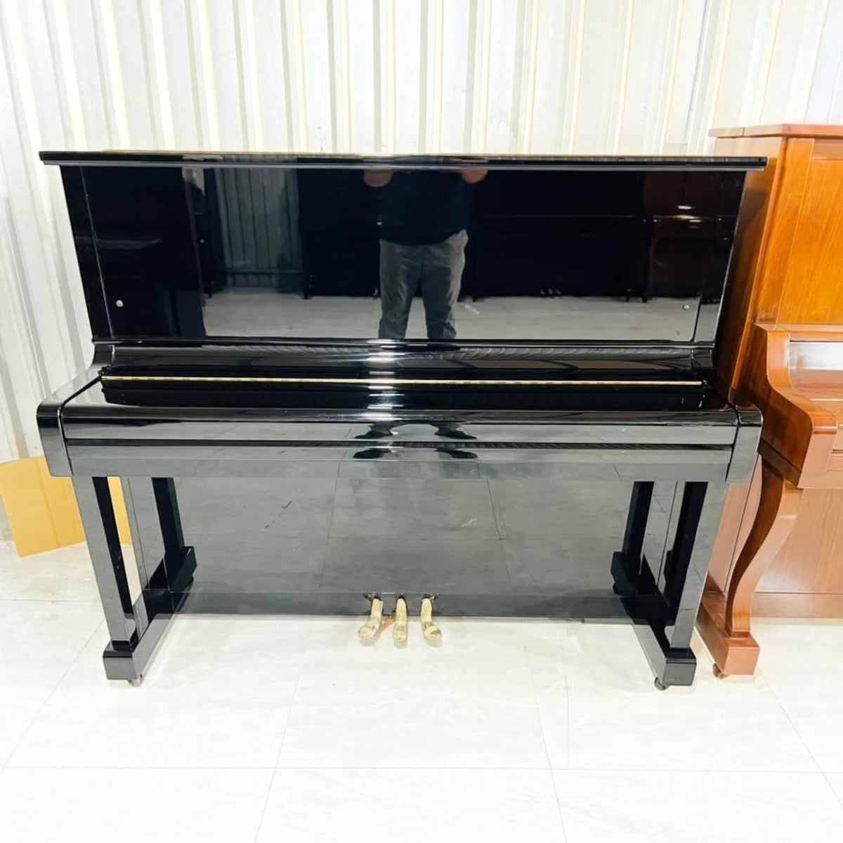 Đàn piano cơ Kawai KU1D màu đen bóng sang trọng tại TÂN NHẠC CỤ, thiết kế upright cổ điển bền bỉ