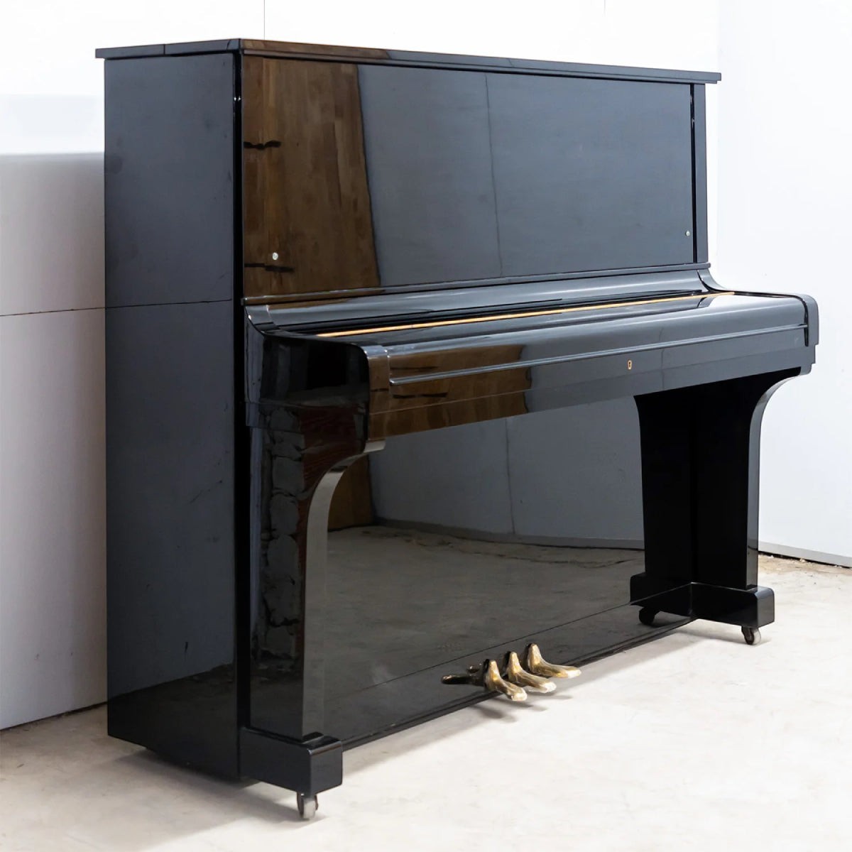 Đàn piano cơ upright Kawai KU3 màu đen bóng sang trọng tại TÂN NHẠC CỤ với thiết kế cổ điển bền bỉ