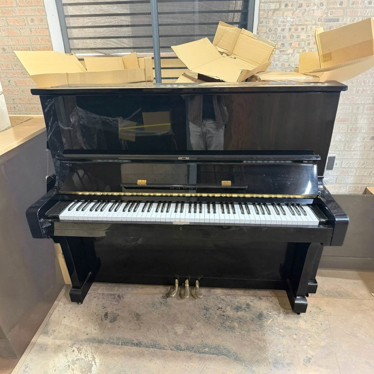 Đàn piano cơ upright Kawai KU3 màu đen bóng sang trọng tại TÂN NHẠC CỤ, thiết kế cổ điển với 3 pedal chắc chắn.
