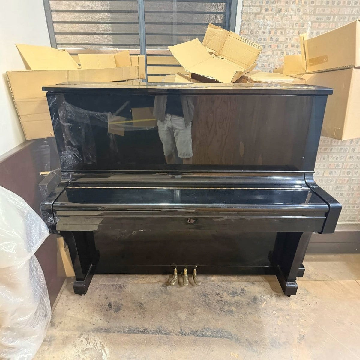 Đàn piano cơ upright Kawai KU3 màu đen bóng sang trọng tại TÂN NHẠC CỤ, thiết kế cổ điển với 3 pedal chắc chắn.