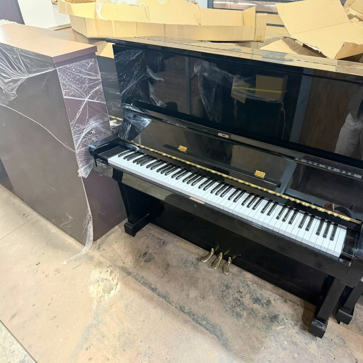 Đàn piano cơ upright Kawai KU3 màu đen bóng sang trọng tại TÂN NHẠC CỤ, thiết kế cổ điển với 3 pedal và 88 phím.