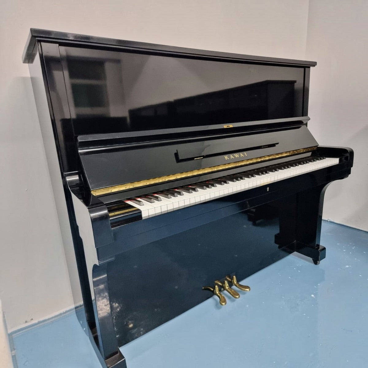 Đàn piano cơ upright Kawai KU3 màu đen bóng sang trọng tại TÂN NHẠC CỤ, thiết kế cổ điển với 3 pedal vàng