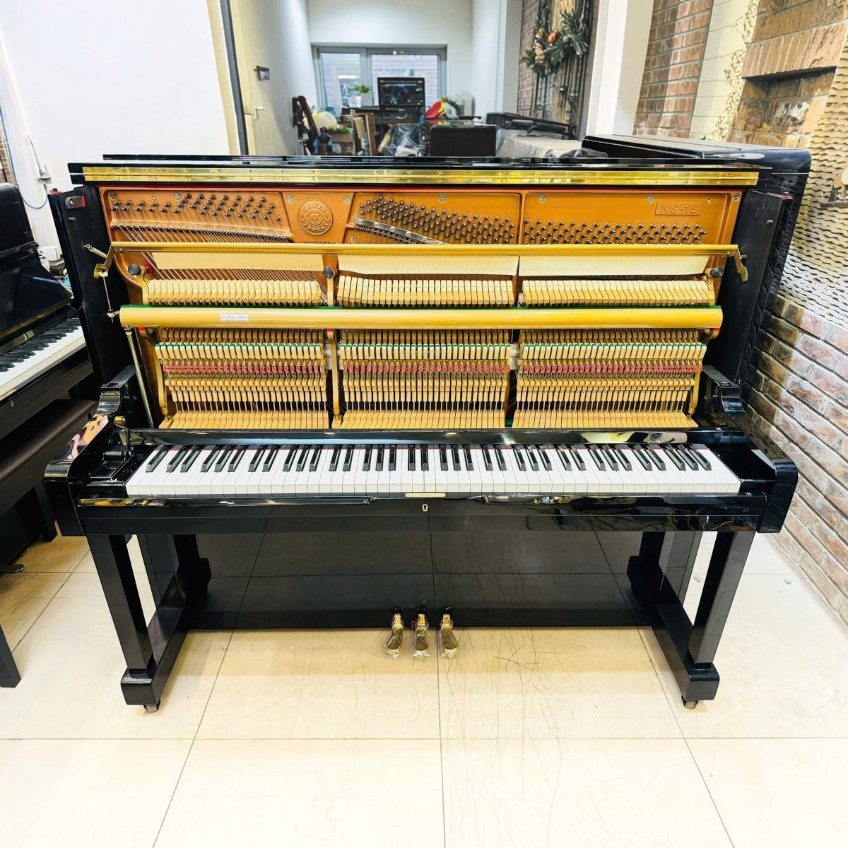 Đàn piano cơ upright Kawai NS15 màu đen bóng với bộ máy bên trong tại cửa hàng TÂN NHẠC CỤ