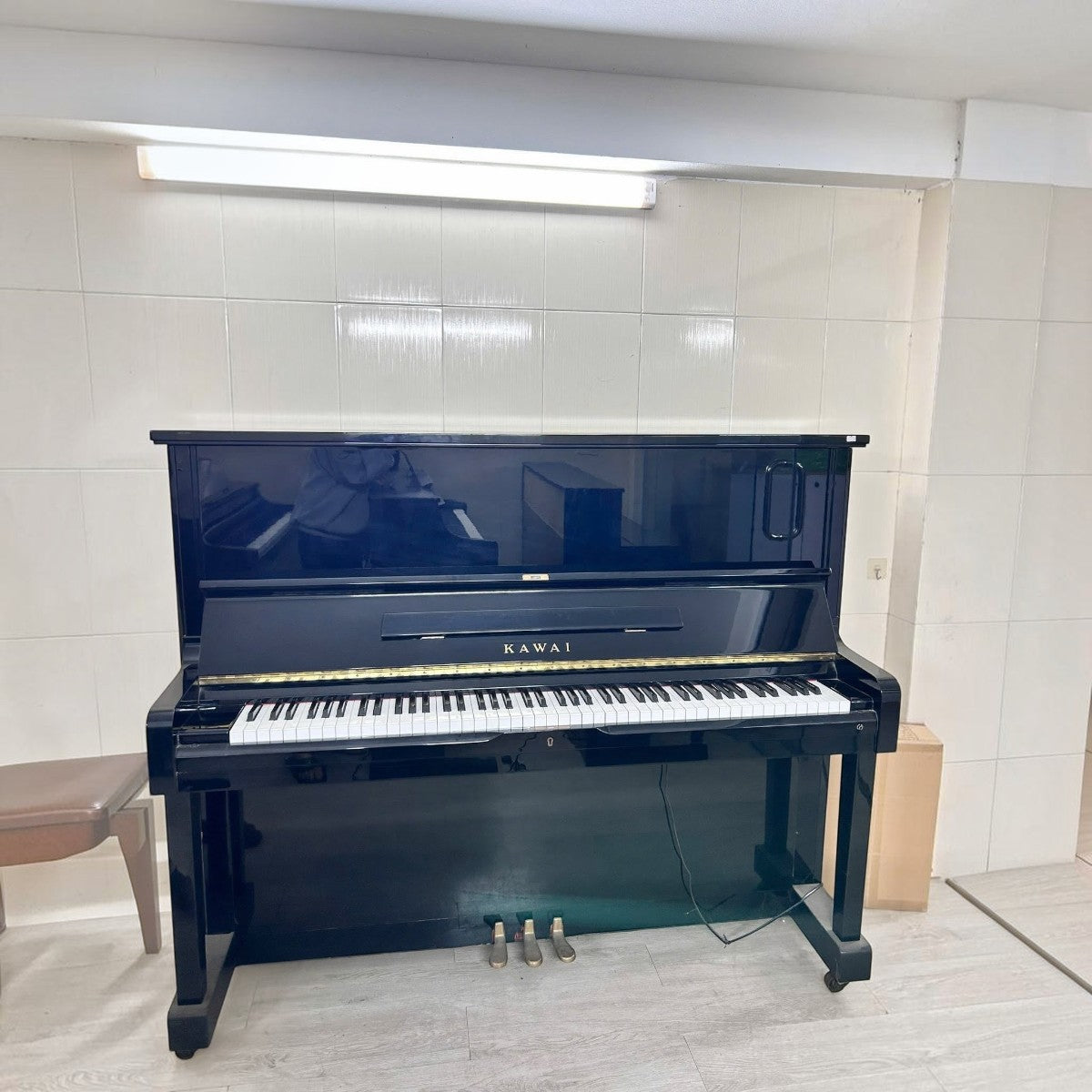 Đàn piano cơ upright Kawai NS15 màu đen bóng sang trọng tại TÂN NHẠC CỤ với thiết kế 125cm chắc chắn