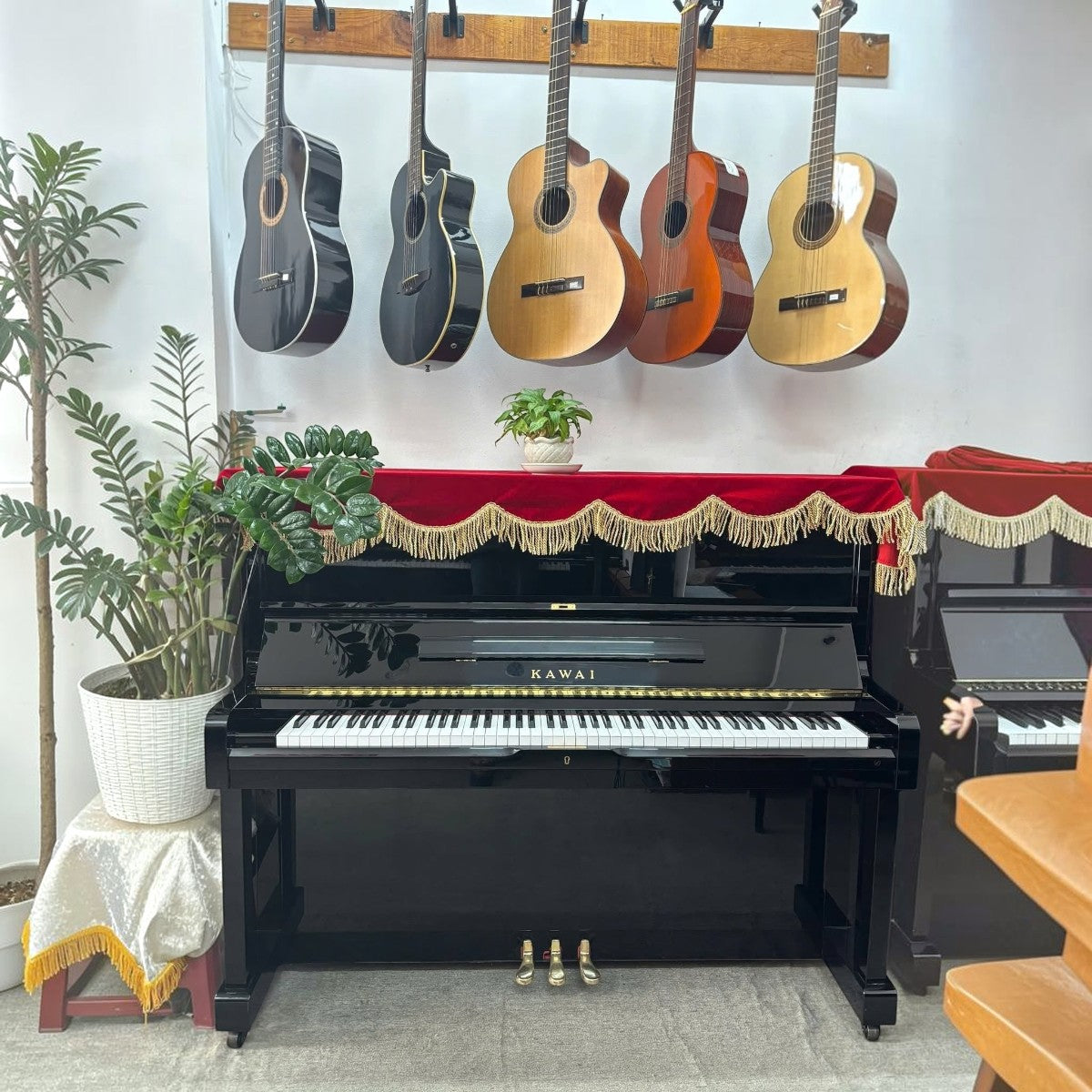 Đàn piano cơ upright Kawai NS15 màu đen bóng sang trọng tại cửa hàng TÂN NHẠC CỤ