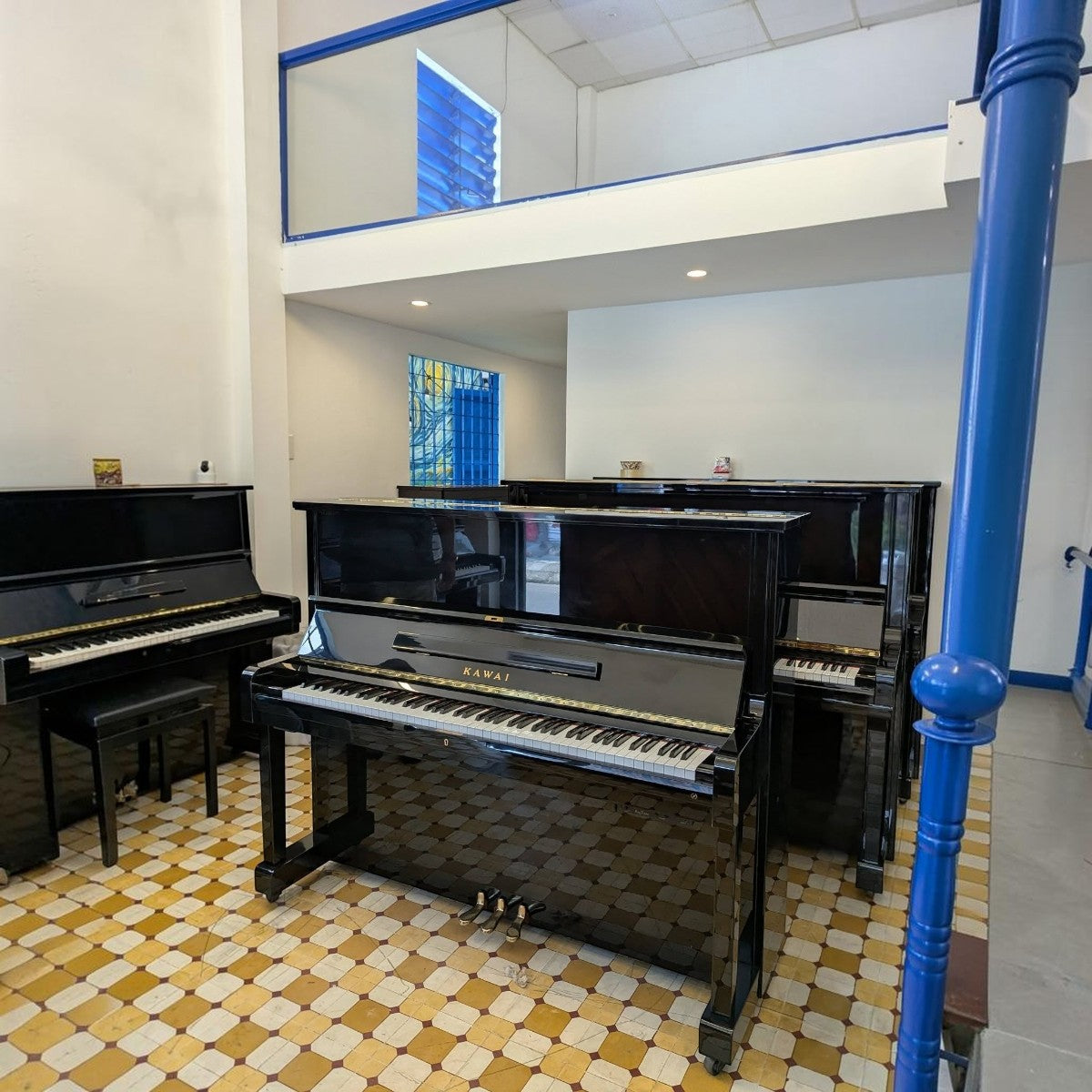 Đàn piano cơ upright Kawai NS15 màu đen bóng sang trọng tại showroom TÂN NHẠC CỤ
