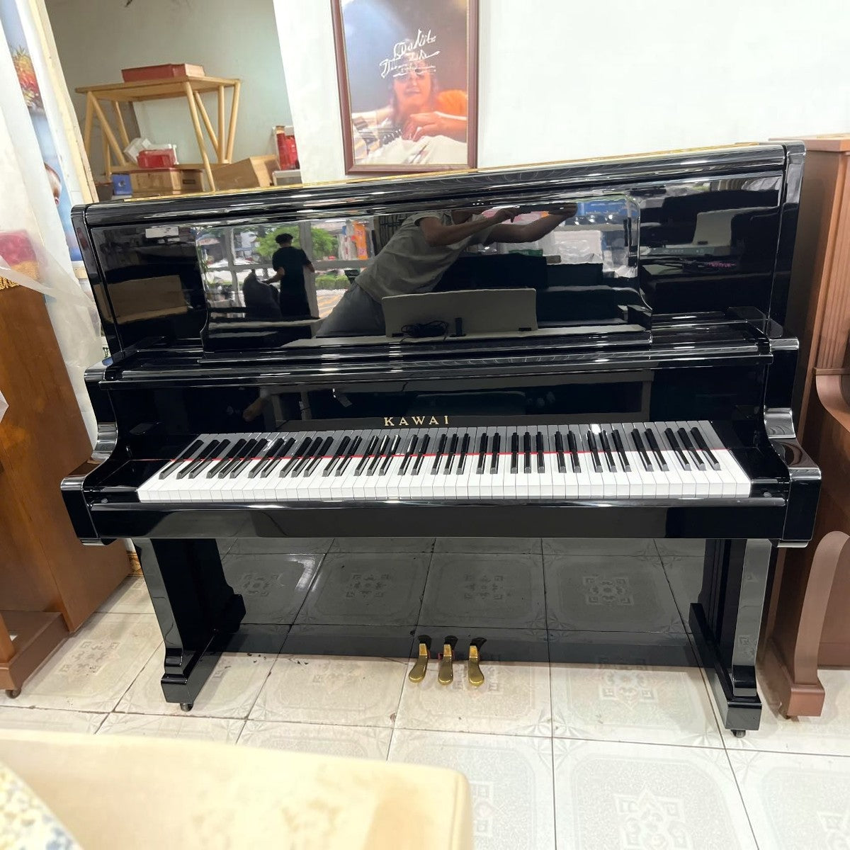 Đàn piano cơ upright Kawai US50 màu đen bóng sang trọng tại TÂN NHẠC CỤ với thiết kế cao cấp và bộ máy Millennium II